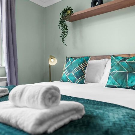 Chic 2 Bedroom Apartment Near Liverpool Street By Gold Stays 런던 외부 사진