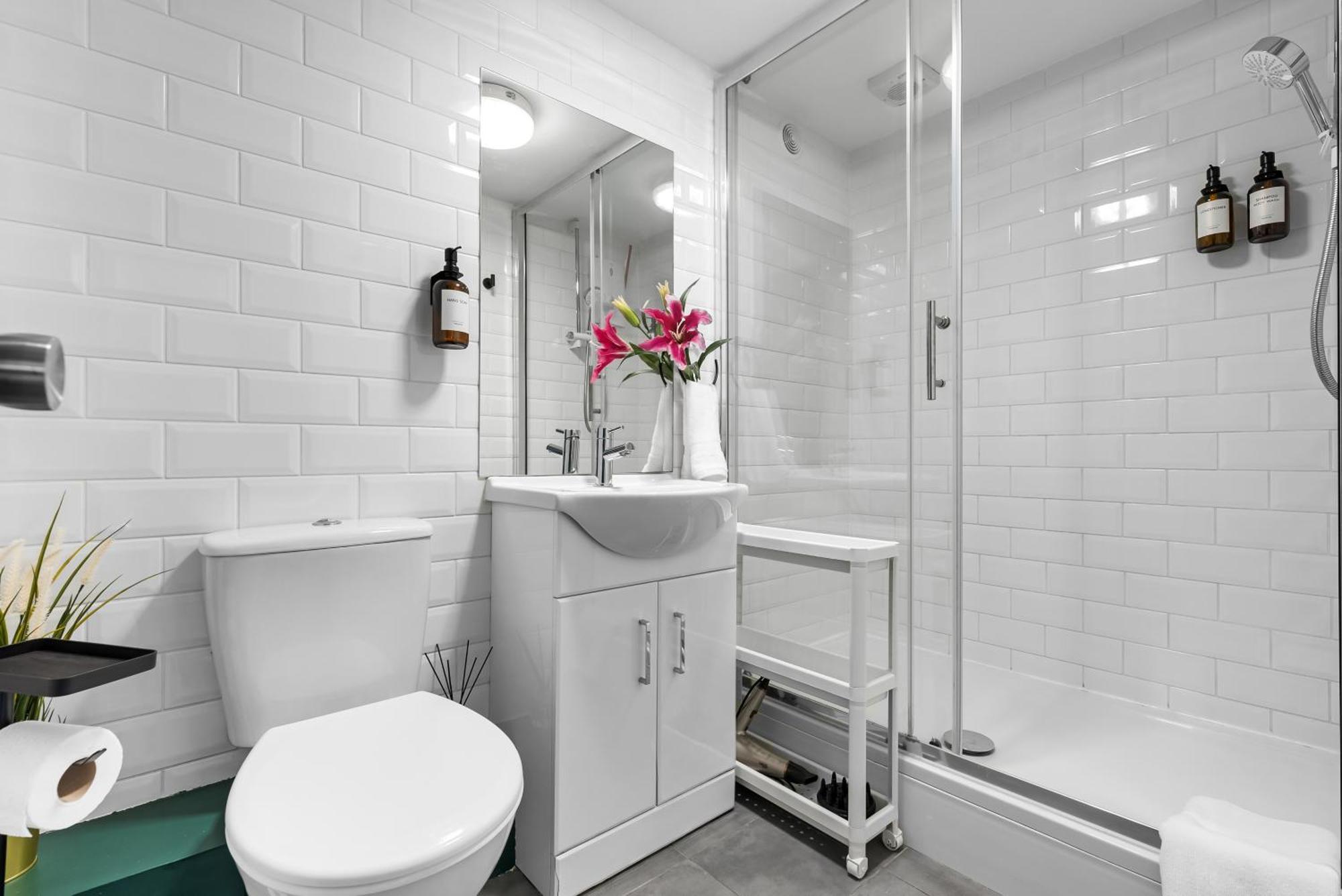 Chic 2 Bedroom Apartment Near Liverpool Street By Gold Stays 런던 외부 사진
