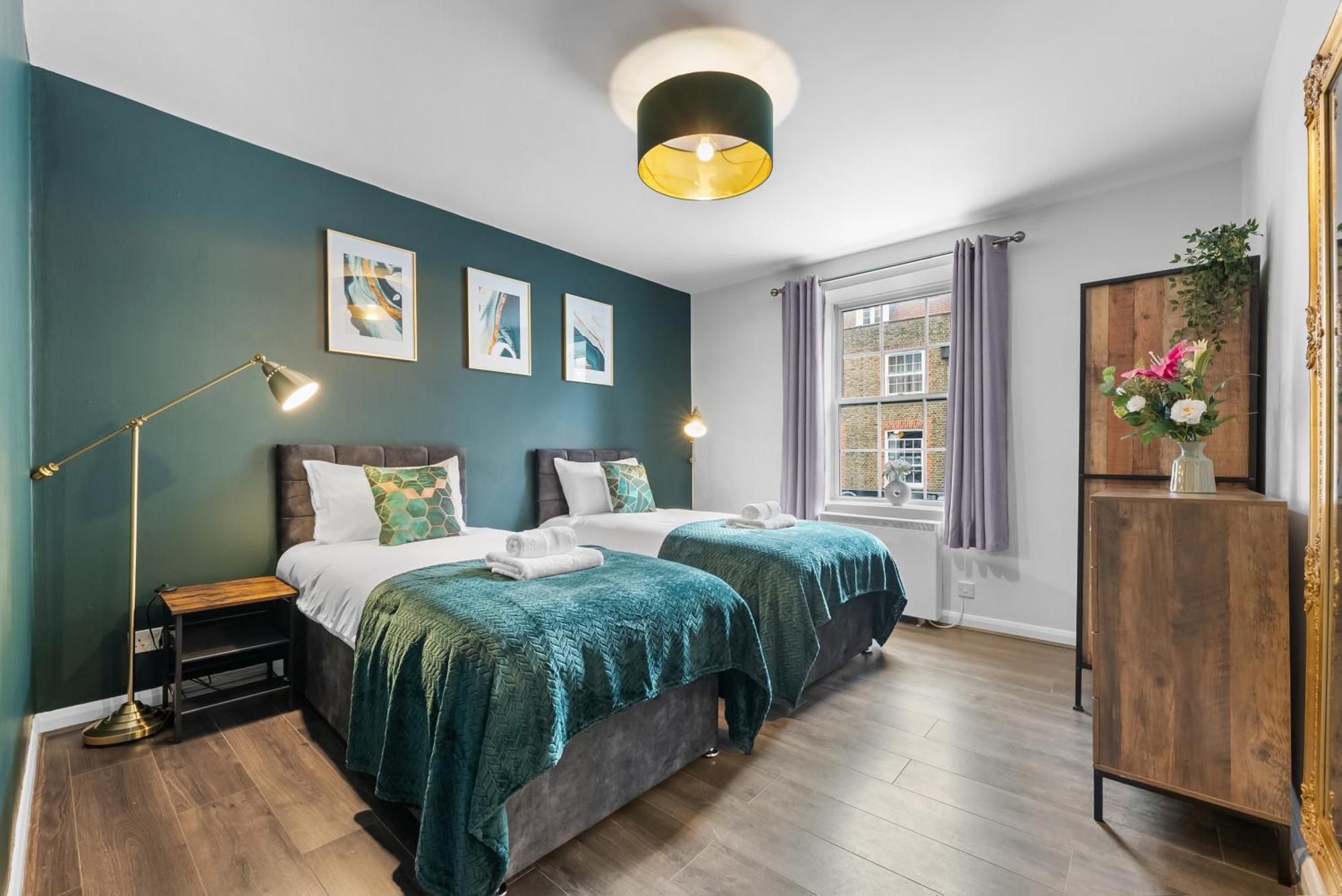 Chic 2 Bedroom Apartment Near Liverpool Street By Gold Stays 런던 외부 사진