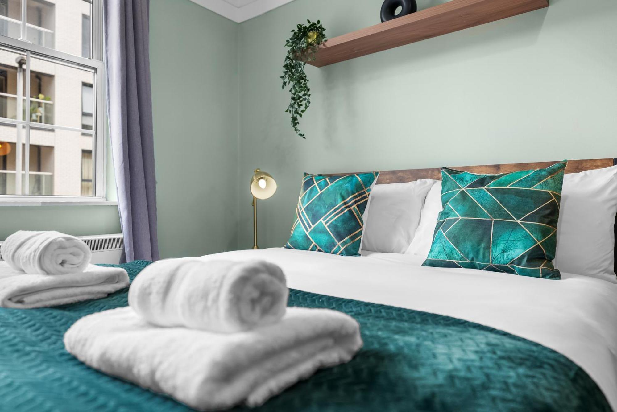 Chic 2 Bedroom Apartment Near Liverpool Street By Gold Stays 런던 외부 사진