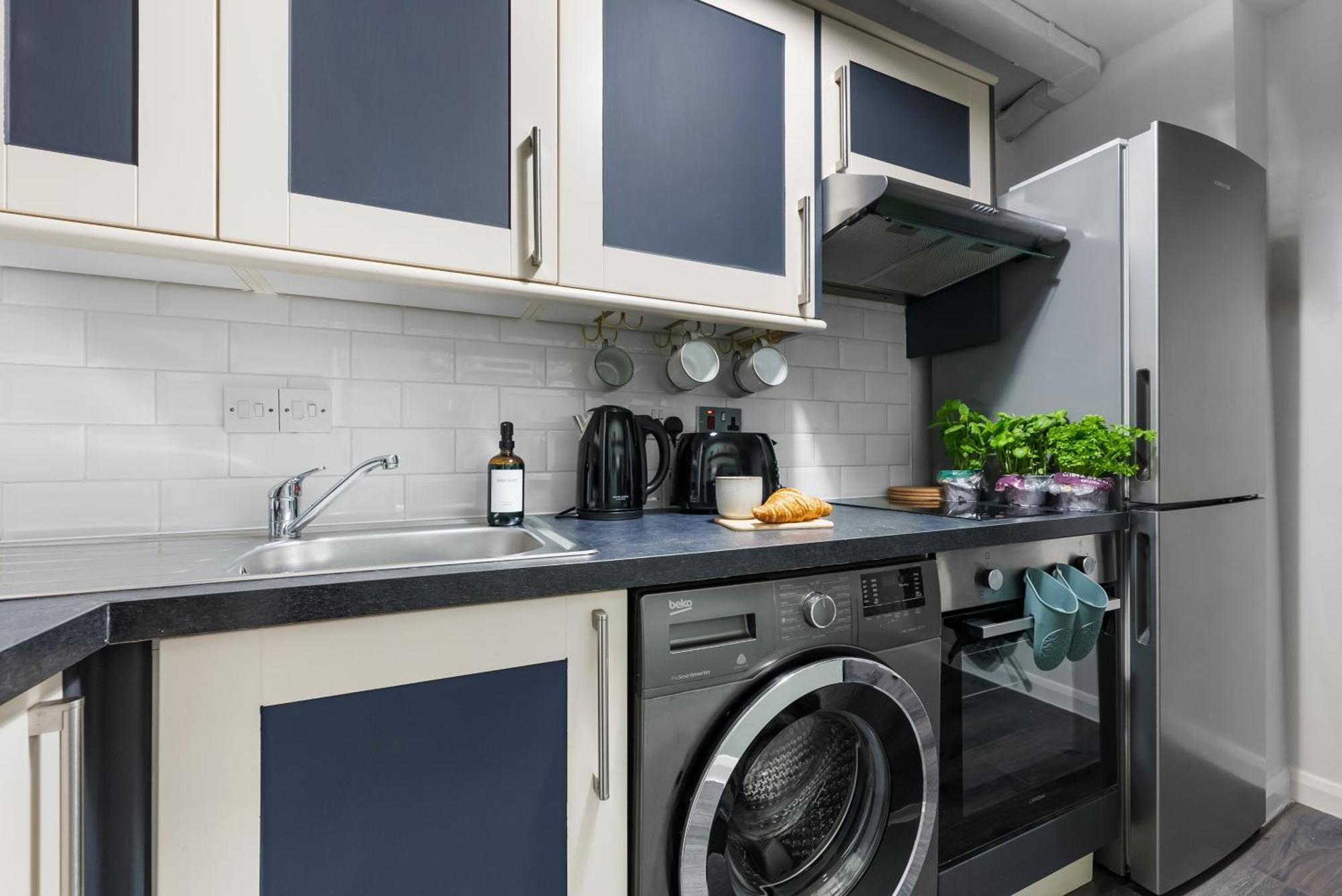 Chic 2 Bedroom Apartment Near Liverpool Street By Gold Stays 런던 외부 사진