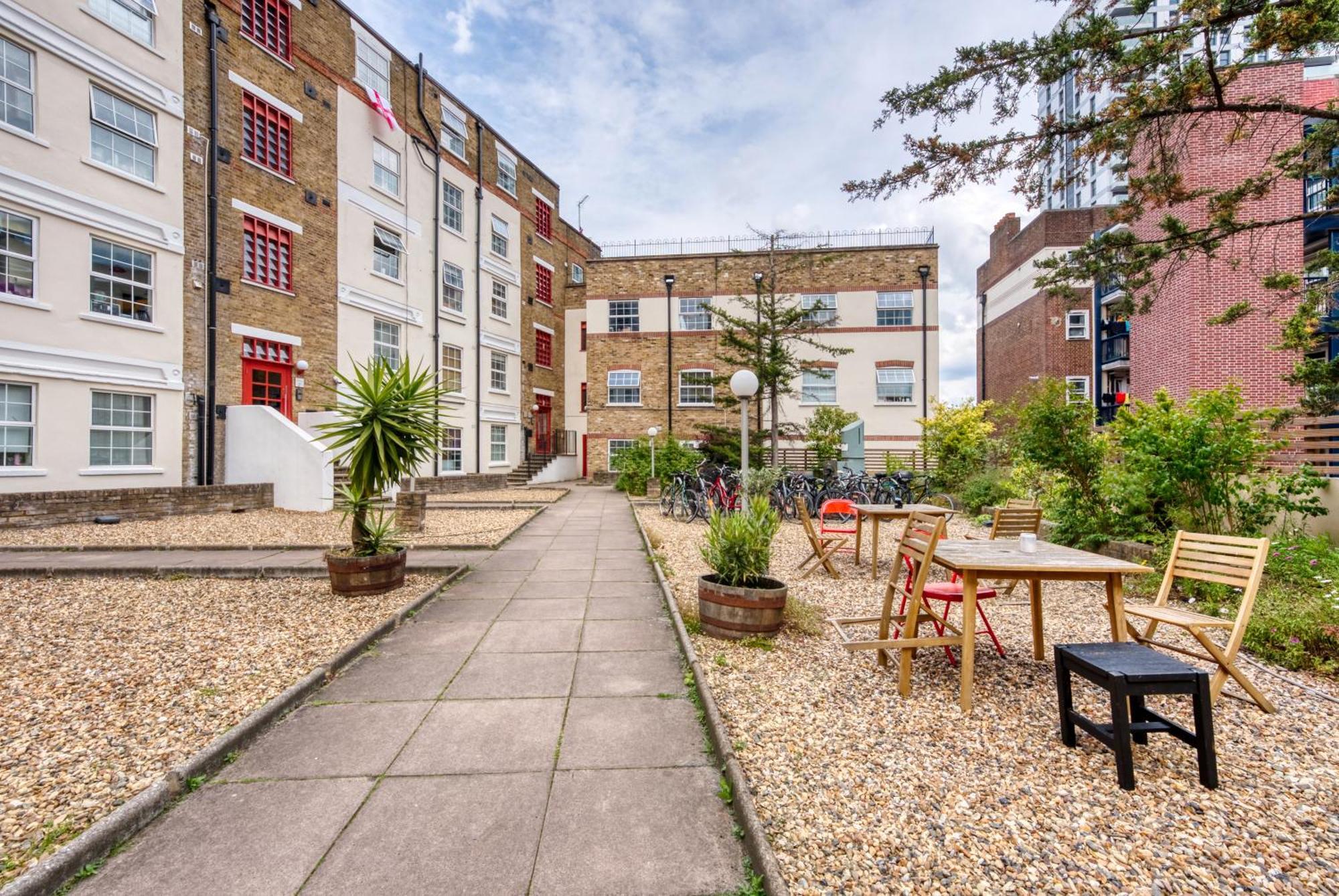 Chic 2 Bedroom Apartment Near Liverpool Street By Gold Stays 런던 외부 사진